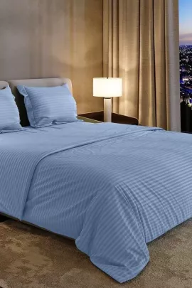 Постельное белье сатин страйп с простыней на резинке в подарочной упаковке - Голубая лаванда