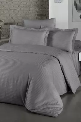 Постельное белье сатин страйп с простыней на резинке в подарочной упаковке - Мокрый асфальт