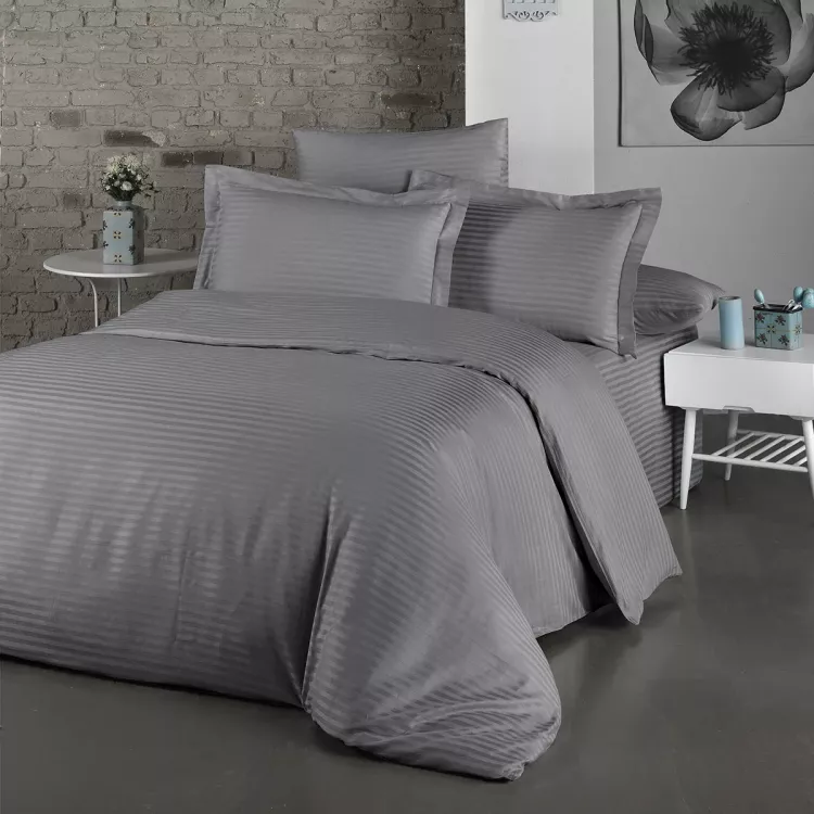 Постельное белье сатин страйп с простыней на резинке в подарочной упаковке - Мокрый асфальт